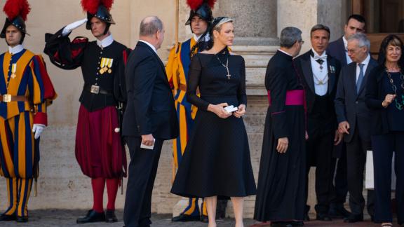 La Principessa Charlene rivoluziona la tradizione per la visita dal Papa