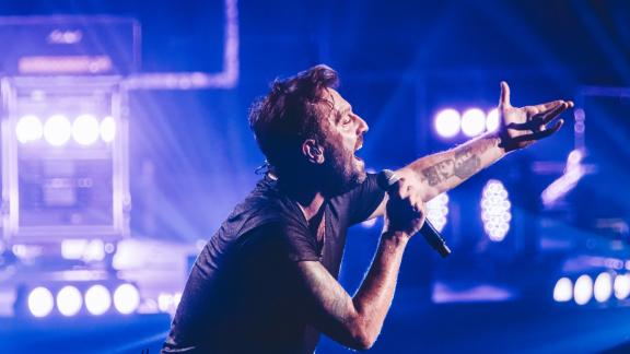 Cesare Cremonini sorprende con i suoi meravigliosi delfini volanti: il video