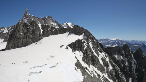 Sfiora il cielo dalla vetta del Monte Bianco: ecco la libreria più alta d'Europa