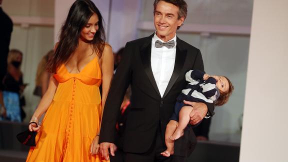 Mostra del Cinema, trionfa la famiglia: Alessio Boni incanta sul red carpet col figlioletto nel passeggino