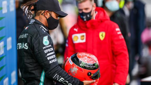 Hamilton eguaglia il record di Schumacher con 91 vittorie e riceve il casco dell'ex campione