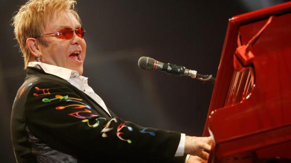 Elton John tra mascherina, prosecco e cartoon
