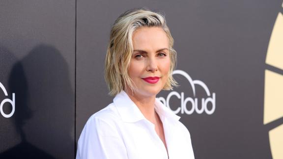 Charlize Theron più travolgente che mai al concerto di Taylor Swift: il video