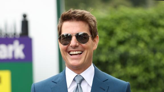Tom Cruise irriconoscibile:  il volto è a luna piena