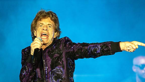 Mick Jagger beve una birra al bar. E nessuno lo riconosce