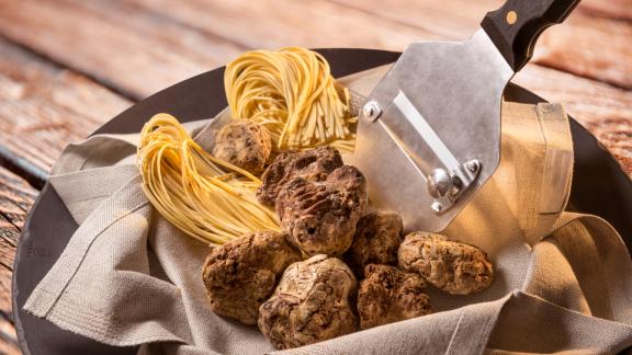 In viaggio su un treno d'epoca lungo l'itinerario del tartufo