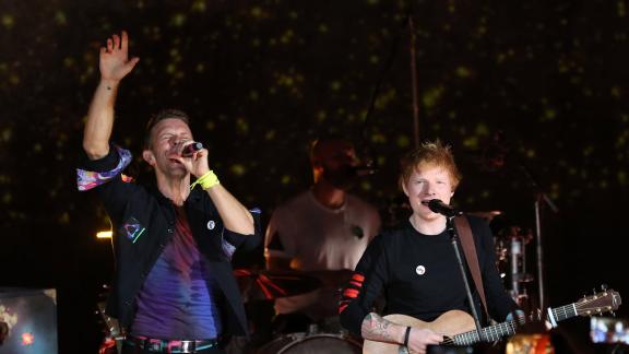 I Coldplay ed Ed Sheeran suonano insieme: tutti i video