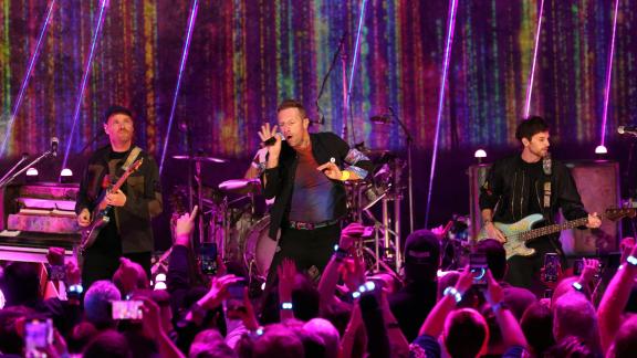 I Coldplay eseguono un'emozionante versione di Human Heart: il video