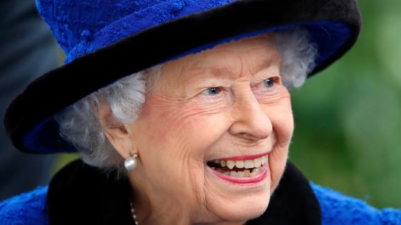 La Regina Elisabetta rifiuta il premio da anziano dell'anno