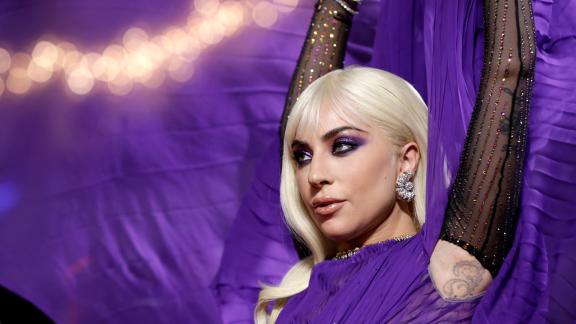 Lady Gaga presenta con parole emozionanti la sua canzone per Top Gun: il video
