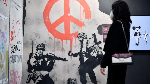 Banksy mette all'asta un'opera per l'ospedale di Kiev. E i prezzi schizzano alle stelle
