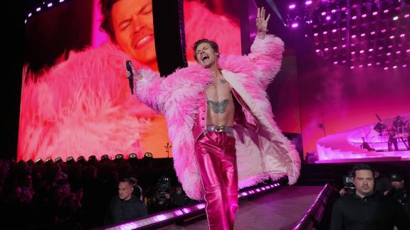 Harry Styles irriconoscibile nel suo nuovo video