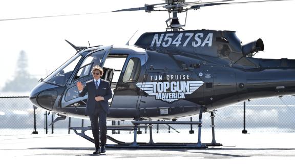 Tom Cruise arriva alla prima di Top Gun in maniera spettacolare: il video