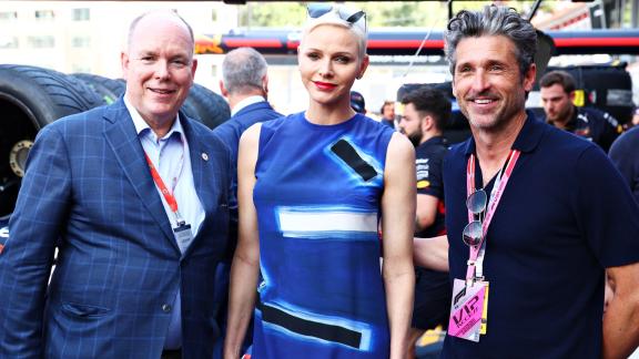 La Principessa Charlene raggiante tra il Principe Alberto e Patrick Dempsey
