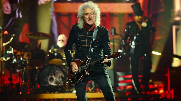 Brian May si commuove mentre suona con l'ologramma di Freddie Mercury: il video