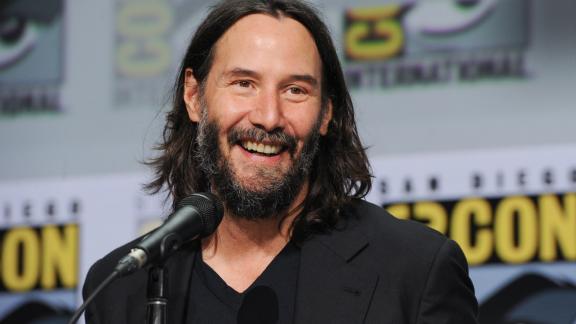 Keanu Reeves fa una bellissima sorpresa a una coppia di fan: le foto