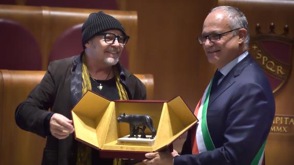 Vasco canta Albachiara con il sindaco di Roma: il video