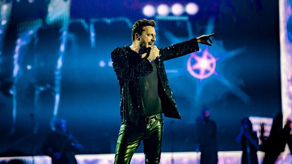 Cesare Cremonini al lavoro nel suo studio: il video e le bellissime foto