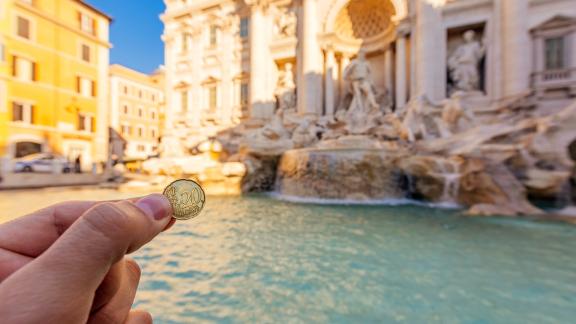Ecco dove finiscono le monete lanciate nella Fontana di Trevi