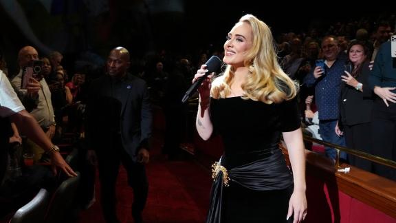 Adele dimentica le parole della sua canzone
