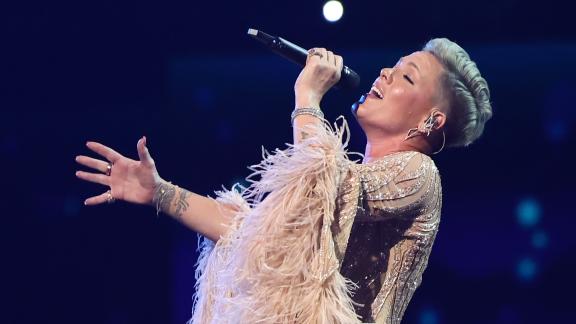 Pink canta Hopelessy Devoted to You: l'emozionante video