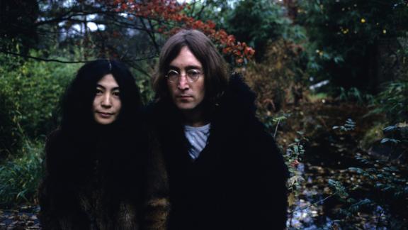 John Lennon: il suo assassino adesso si scusa con Yoko Ono