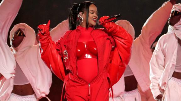 Rihanna rivela la nuova maternità