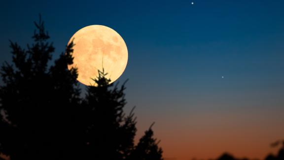 Il romantico bacio tra Luna e Venere