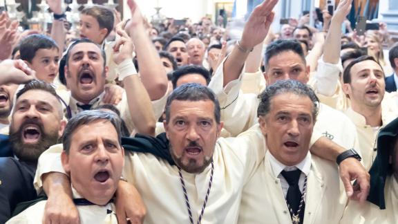 Antonio Banderas con il saio per Pasqua: le foto