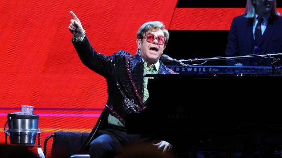 Elton John spende più di 600 euro in panini barbecue