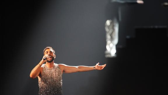 Marco Mengoni rende omaggio a Tina Turner: il video