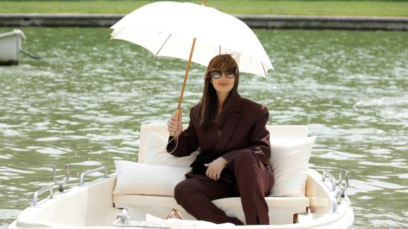 Monica Bellucci radiosa in barca guarda sfilare la figlia Deva a Versailles