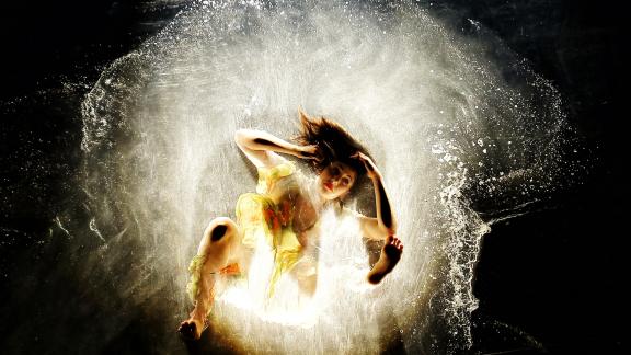 L'incredibile tango danzato sott'acqua è pura magia