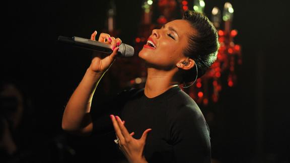 Alicia Keys canta Perfect Way To Die  e l'emozione è totale