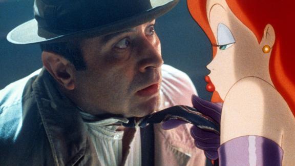 Jessica Rabbit è troppo sexy: deve indossare l'impermeabile