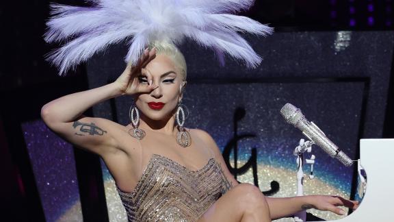 Lady Gaga rende omaggio a Tony Bennett