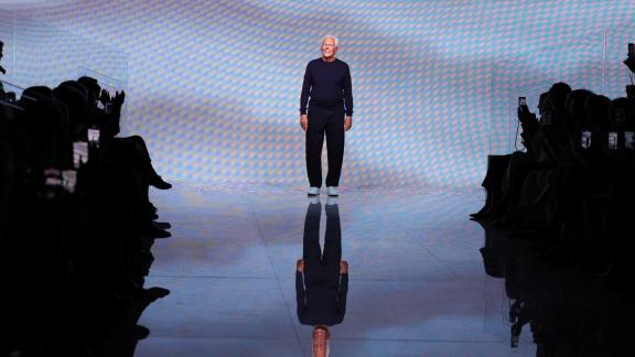 Giorgio Armani lancia il suo messaggio: basta effettacci nella moda