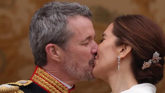 Re Frederik X: il bellissimo bacio con la moglie Mary