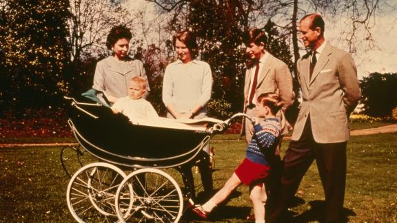 Principe e bisnonno: la foto più bella del Duca di Edimburgo è quella con i Royal Baby
