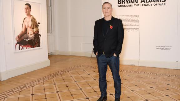 Bryan Adams firma il prestigioso calendario Pirelli