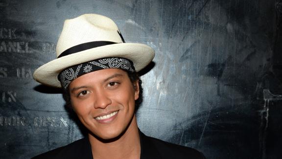 100.000 dollari, una signora romantica e Bruno Mars: storia di una incredibile truffa on line