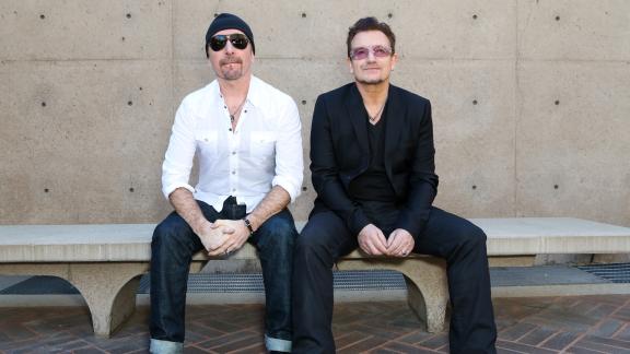 Bono in vacanza all'isola d'Elba tra la gioia dei passanti e la sua. Il video