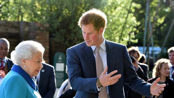 Harry abbandona la nonna Regina e vola da Meghan