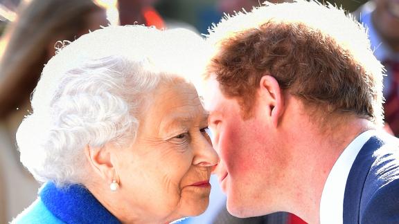 La Regina non è in collera con Harry. Ma è triste