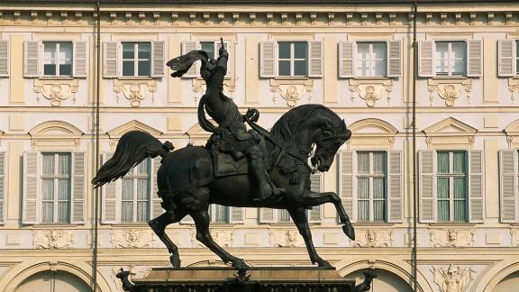 Svelato il mistero dietro la scritta in piazza San Carlo a Torino