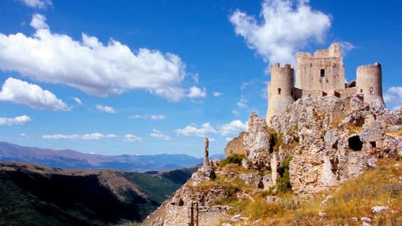 Rocca Calascio. Il castello più alto d'Italia in un borgo fantasma in Abruzzo