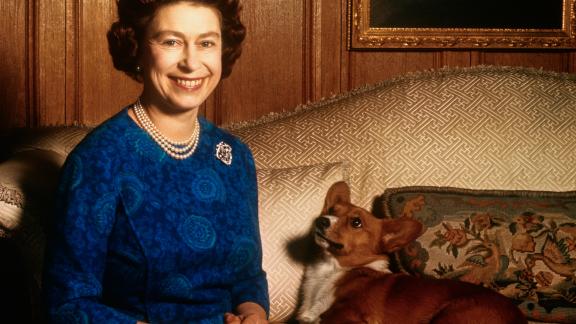 La Regina Elisabetta e i suoi inseparabili corgi