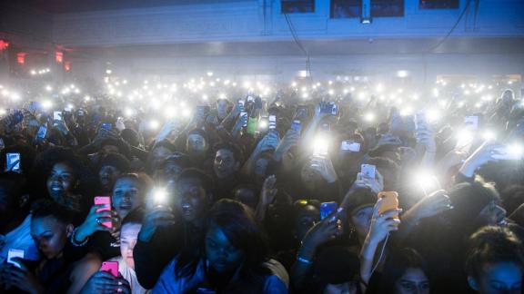 Divieto di telefonino ai concerti. Pro o contro?