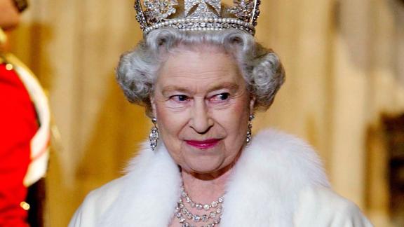 Il segreto di Elisabetta II... dimenticare se stessa e dare precedenza alla Corona
