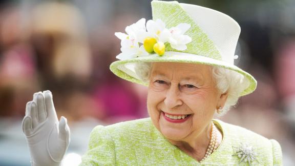 La Regina Elisabetta scrive una lettera affettuosa ai bambini di Induno Olona